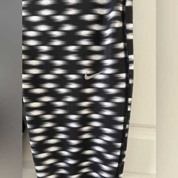 Nike Dri-Fit Womens Cropped Leggings Black & White Abstract Print Size M - Picture 4 of 9